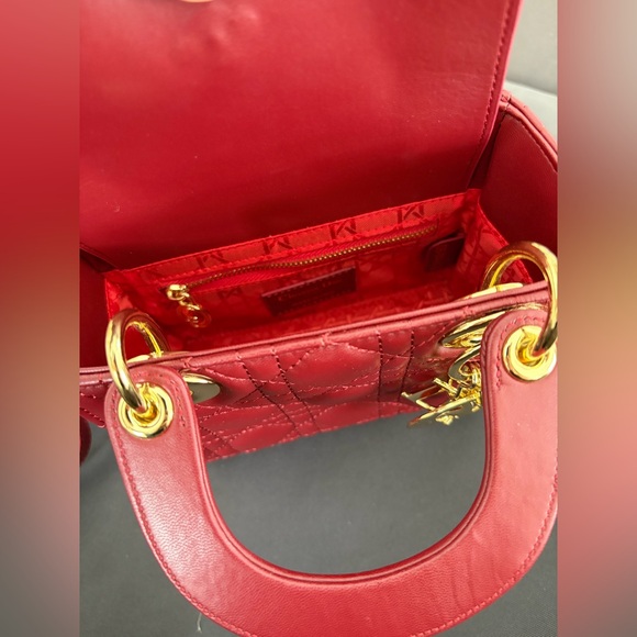 Elegant Burgundy Handbag - Picture 4 of 4